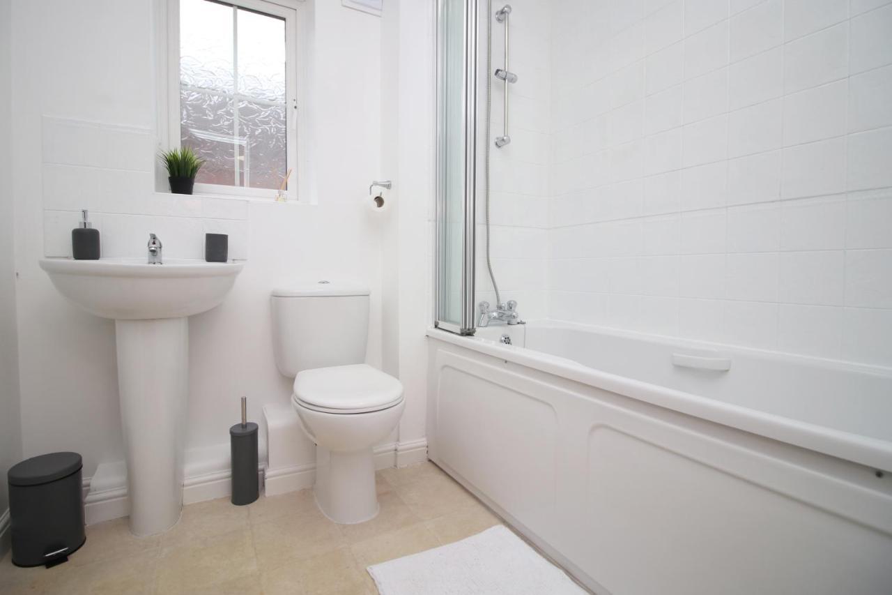 סווינדון Delft - Spacious Home, High Speed Wi-Fi, Free Parking, Terrace מראה חיצוני תמונה